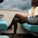 【電車盗撮エロ画像】黒パンスト履いた素人美女を隠し撮り…少し透ける美脚に目が行く！